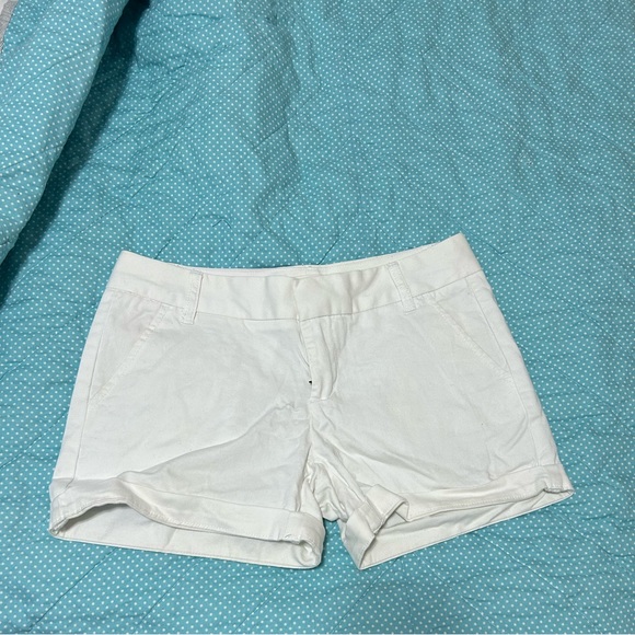 White shorts - Picture 1 of 5